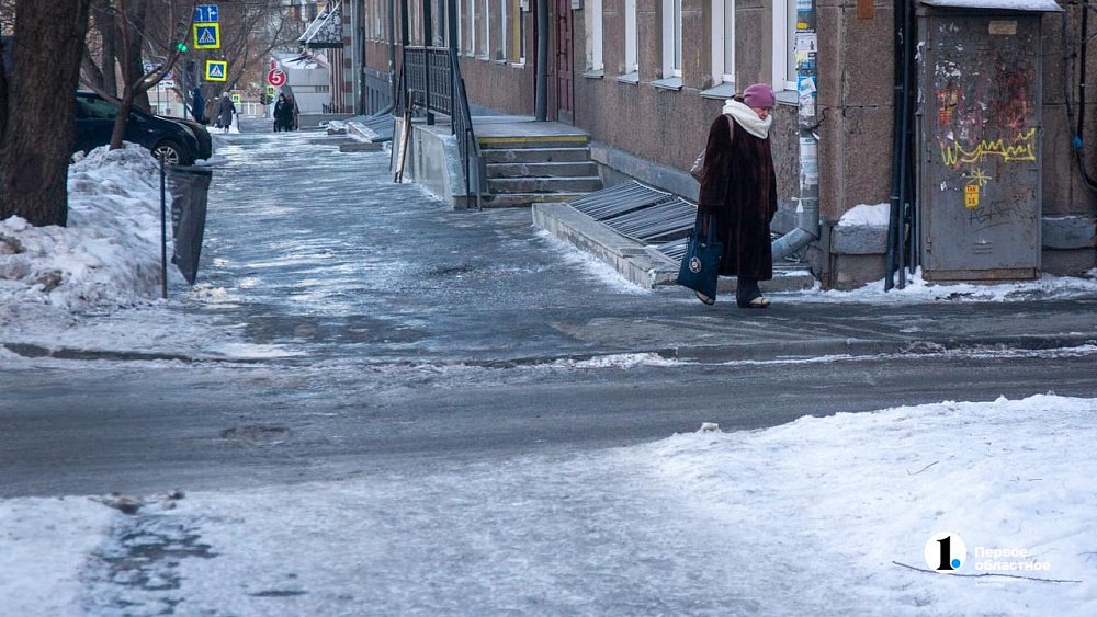 Глава Челябинска по жалобам горожан поручила обработать скользкие тротуары