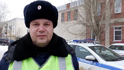 В Копейске инспекторы ДПС помогли вынести женщину в реанимационный автомобиль