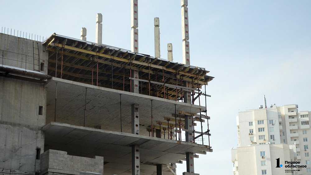 Сидят на краю: высотку-долгострой в центре Челябинска облюбовали подростки