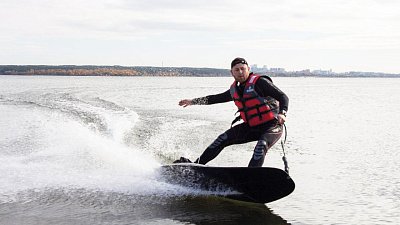 В Челябинске создали первый российский мотосерф