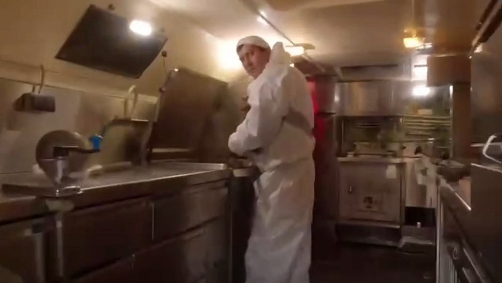 Повар из Челябинска показал работу полевой кухни в зоне спецоперации