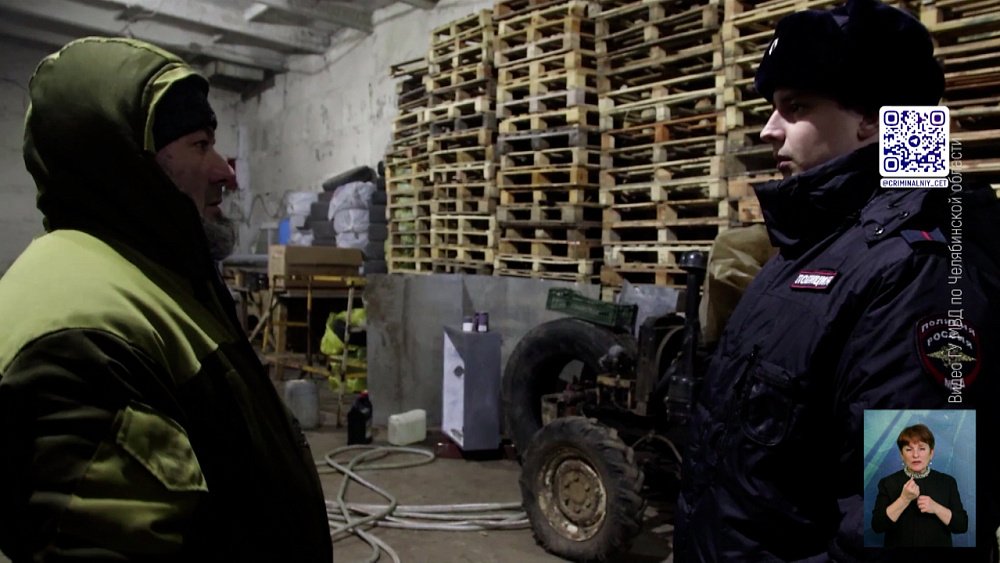 Полицейские проверяют мигрантов