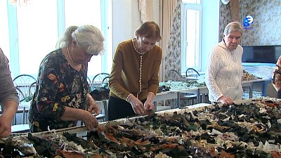 Волонтеры вяжут маскировочные сети