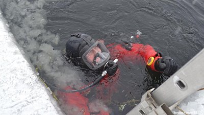 В Челябинске водолазы-спасатели провели тренировочные спуски в прорубь