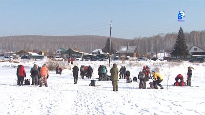 В Миассе проводят чемпионат по зимней рыбалке