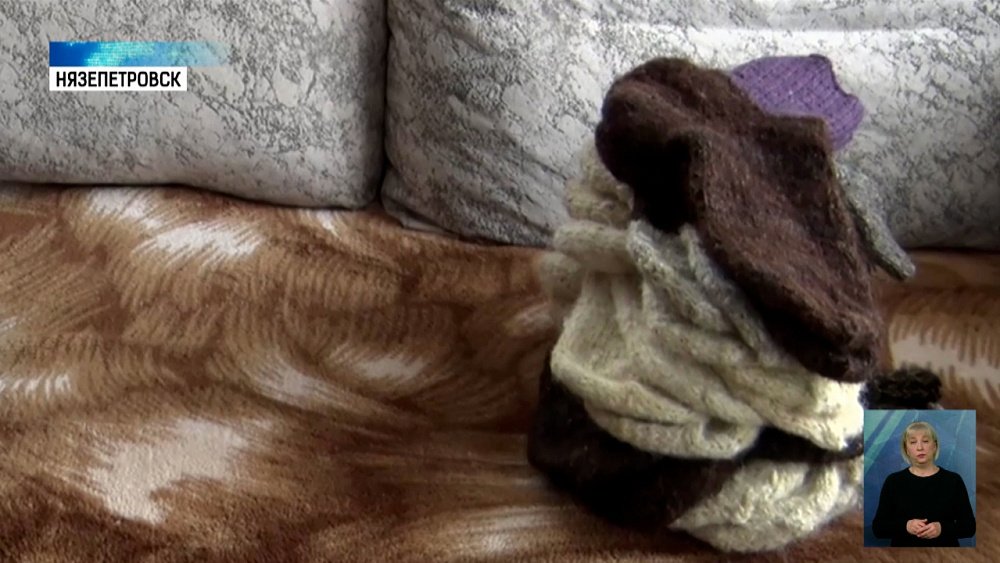 Пенсионеры вяжут носки мобилизованным