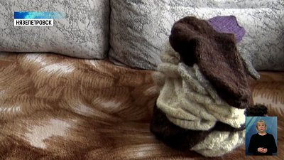 Пенсионеры вяжут носки мобилизованным