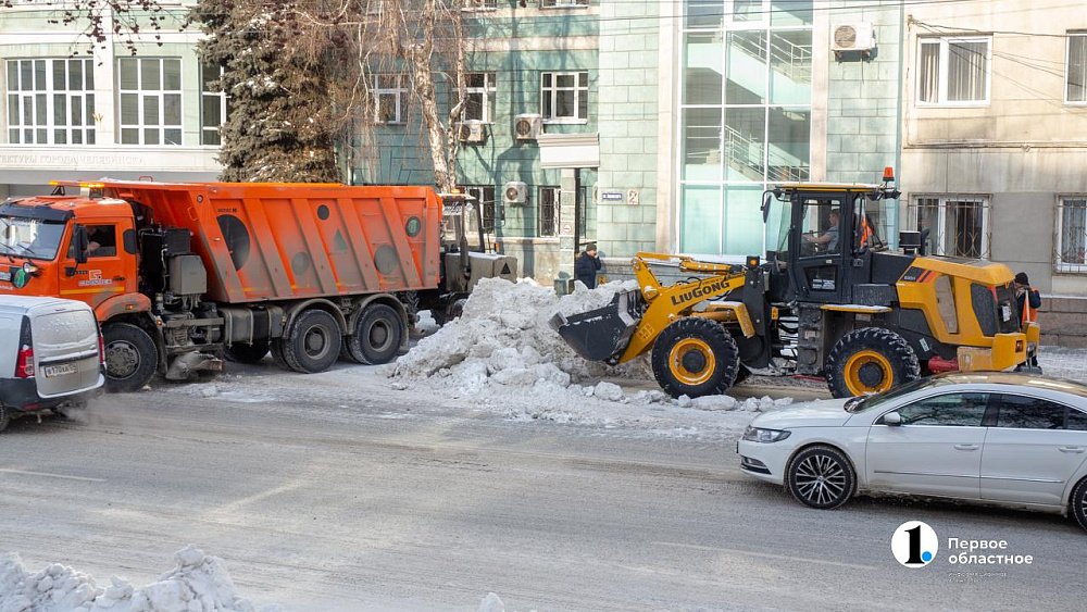 Более 300 спецмашин вышли на уборку снега в Челябинске