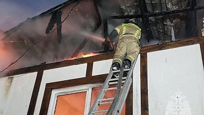 В Челябинске вспыхнул садовый дом в СНТ «Вишневый» В Челябинске вспыхнул садовый дом в СНТ «Вишневый»