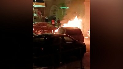 Горящий автомобиль в Сатке попал на видео