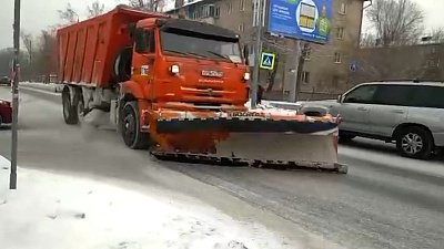 В Челябинске устраняют последствия снегопада