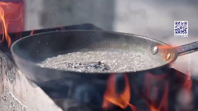 Как потушить горящую сковородку на плите?