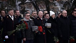 Алексей Текслер в День защитника Отечества возложил цветы к Вечному огню