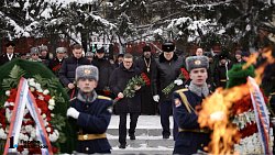 Алексей Текслер в День защитника Отечества возложил цветы к Вечному огню