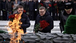 Алексей Текслер в День защитника Отечества возложил цветы к Вечному огню