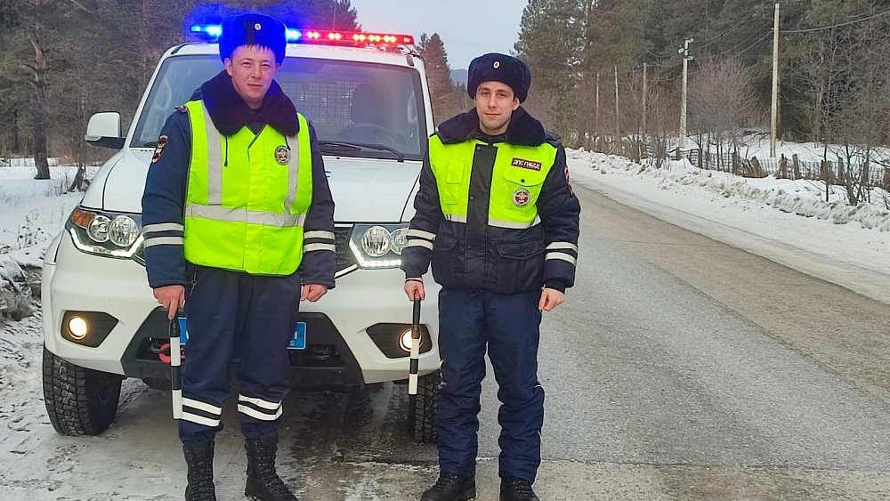 Полицейские из Катав-Ивановска спасли автомобиль горожанина из снежного плена