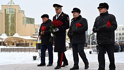 Алексей Текслер в День защитника Отечества возложил цветы к Вечному огню