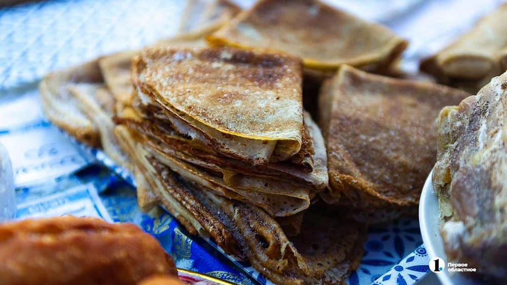 Блины и алкоголь: медики рассказали про опасности масленичного стола