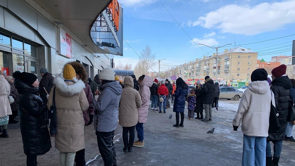 300 человек эвакуировали из ТРК «Слава» в Копейске