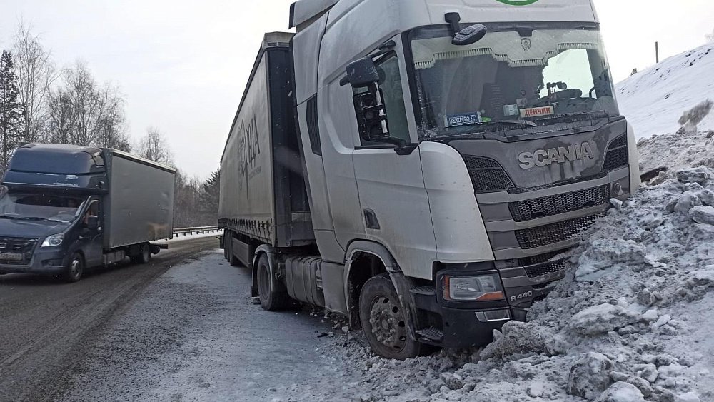 Водитель грузовика въехал в сугроб на трассе в Челябинской области