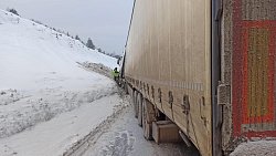 Водитель грузовика въехал в сугроб на трассе в Челябинской области