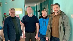 Челябинские депутаты Госдумы в Донбассе передали военнослужащим детские письма