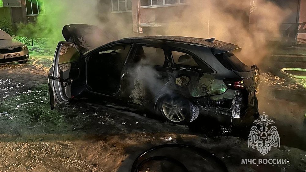 Две иномарки загорелись возле жилого дома в Челябинской области