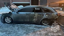 Две иномарки загорелись возле жилого дома в Челябинской области