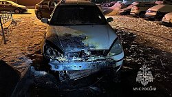 Две иномарки загорелись возле жилого дома в Челябинской области