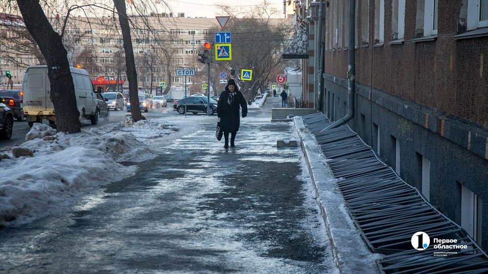 Челябинские дороги и тротуары обработают реагентами от наледи