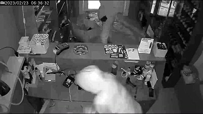 В Челябинске несколько человек ограбили табачный магазин