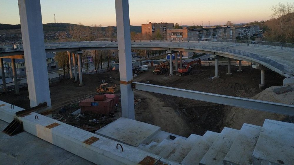 В Бакале возобновили строительство соединяющего две части города моста