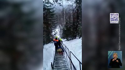 Женщина сорвалась со склона в горах