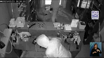 В Челябинске неизвестные ограбили магазин