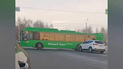 В Челябинске легковой автомобиль врезался в автобус
