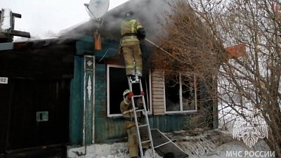Видео пожара в частном жилом доме в Каслях