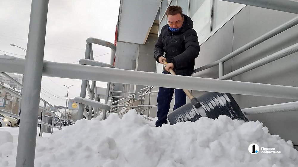 Годовалый ребенок попал в больницу после падения снега с крыши в Магнитогорске