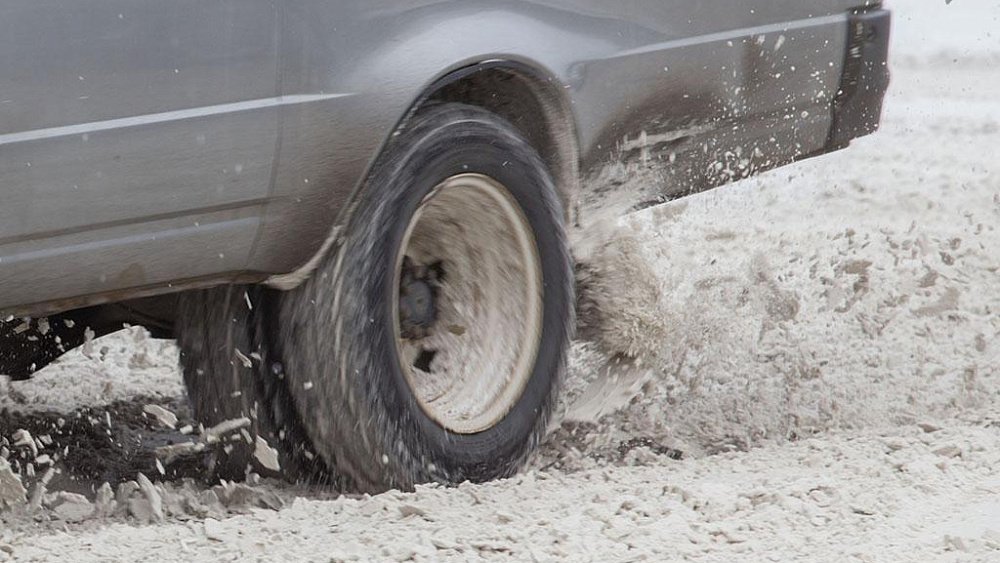 Дороги Челябинска третий день подряд обрабатывают реагентами