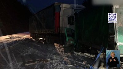 Грузовик влетел в дорожную технику