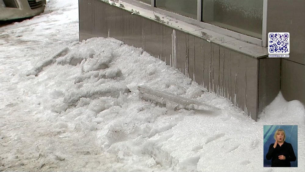 В Челябинске на машину упала сосулька с крыши