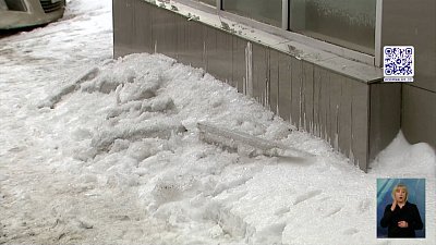 В Челябинске на машину упала сосулька с крыши