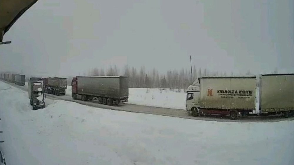 В Челябинской области на трассе М‑5 из‑за ветра и снега растет пробка из большегрузов