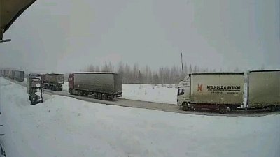 В Челябинской области на трассе М‑5 из‑за ветра и снега растет пробка из большегрузов