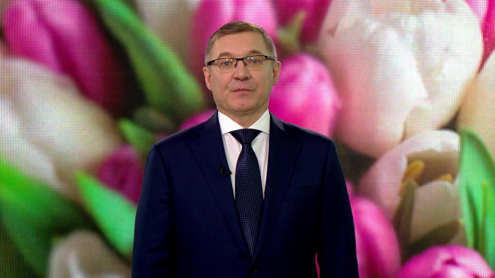 Владимир Якушев поздравил женщин с 8 Марта