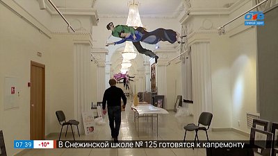 Монтаж выставки в сюжете «Три эпохи Марка Шагала»