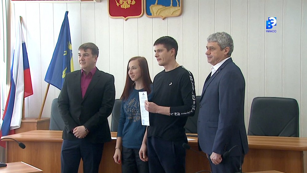 Молодые семьи получают сертификаты на жилье