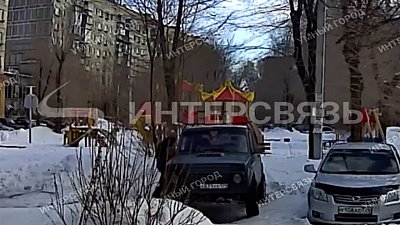 В Магнитогорске дети играют с чужими припаркованными автомобилями