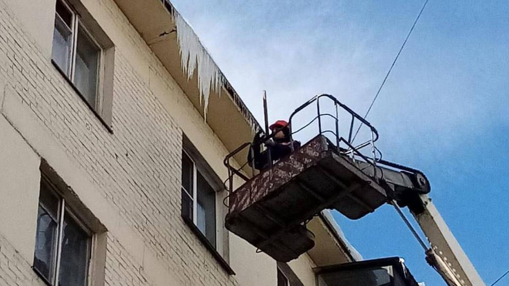 Челябинцам предписали самостоятельно сбивать сосульки с нетиповых балконов