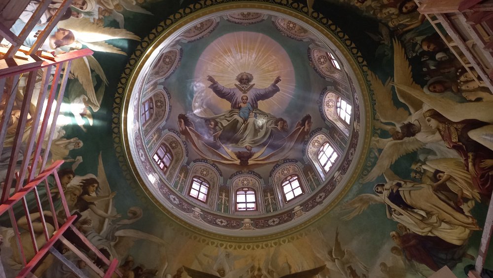 Появились снимки расписанного купола храма Александра Невского