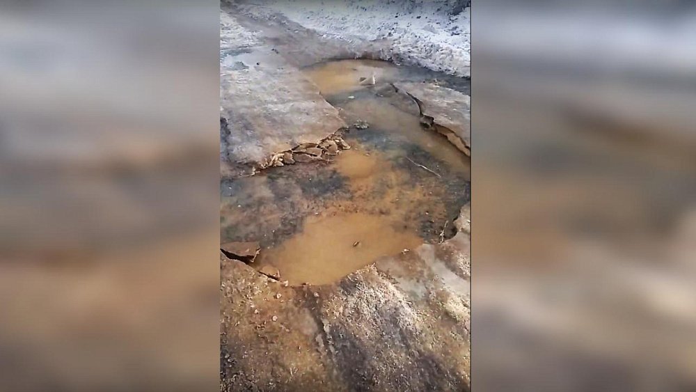 В челябинском поселке третий день вода из трубопровода заливает дорогу